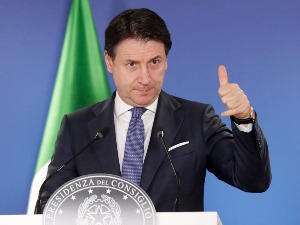 Конте поднео оставку, очекује да добије нови мандат