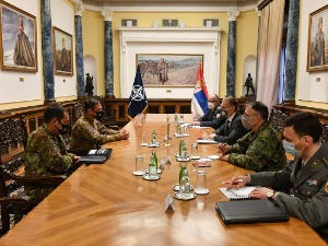 Стефановић са командантом Кфора: Одржати сарадњу на професионалном нивоу