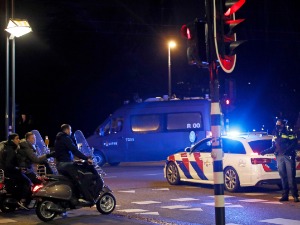 Четврта ноћ протеста у Холандији, полиција добила већа овлашћења