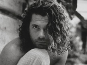 Под велом мистерије: Мајкл Хачинс