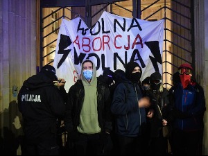 У Пољској ступио на снагу закон о абортусу, масовни протести широм земље
