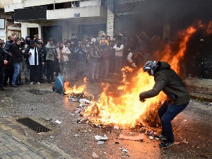 Триполи у пламену, 350 повређених у сукобима полиције и демонстраната