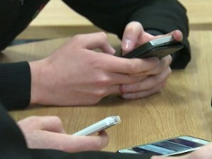 Игре изазова на друштвеним мрежама опасне по живот деце, неопходно да се родитељи едукују