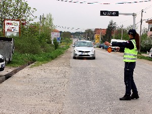Кроз село возио 142 километра на сат, кажњен затвором