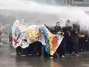 Протести против спорног Закона о безбедности у Паризу, полиција употребила водене топове