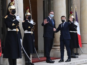 Вучић са Макроном у Паризу, свечани дочек испред Јелисејске палате