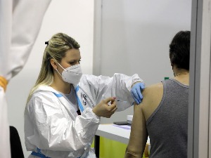 Блумберг: Вучићева политика учинила Србију водећом у Европи у вакцинацији