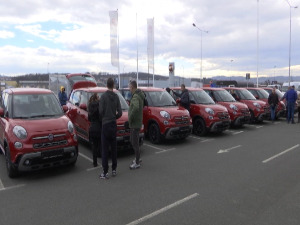 Срећним добитницима наградне игре "Узми рачун и победи" предати аутомобили 