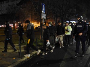 Вулин: Мигранти морају и треба да буду у камповима