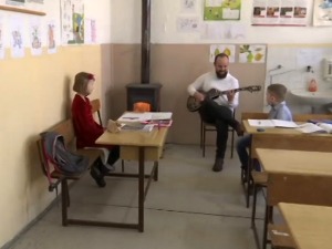 Школа са два ђака и учитељем који у музици спаја неспојиво