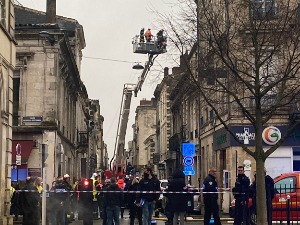 Пет особа повређено у експлозији гаса у Бордоу, опасност од рушења зграде