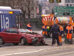 Саобраћајни карамбол на Ауто-команди, једно возило срушило заштитну ограду