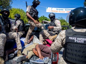 Сузавац на улицама, председник Хаитија: Покушали су да ме убију