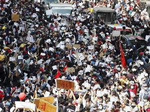 Хиљаде демонстраната на улицама у Мјанмару, полиција користила водене топове