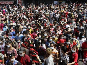 Мјанмар, на протесту полиција испаљивала хице у ваздух