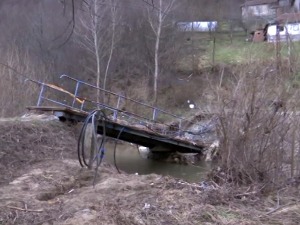 Поједина насеља у општини Медвеђа одсечена од света, креће се у санацију мостова