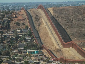 Бајден укинуо Трампову хитну наредбу за изградњу граничног зида