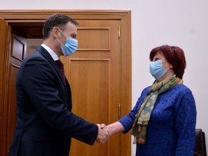 Мали потписао уговор са добитницом стана у наградној игри "Узми рачун и победи"