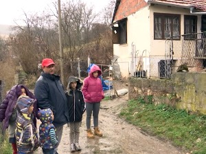 Нема зиме за шесточлану породицу Мутишић из Темске, захваљујући суграђанима