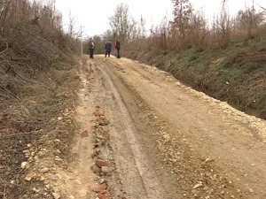 Због 800 метара лошег пута, малишани до школе прелазе више од осам километара