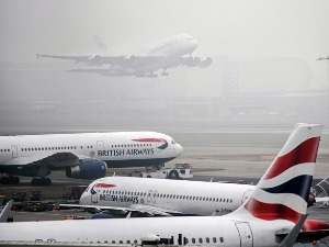 Филмска акција полиције на аеродрому у Лондону – заустављен авион пред полетање због отмице детета