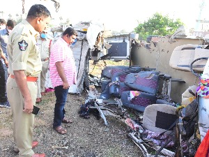 Минибус прешао на супротну страну ауто-пута у Индији, страдало 14 чланова породице