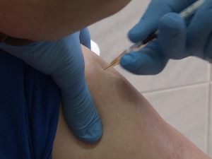 Да ли млади који су излечени од рака треба да приме вакцину против ковида