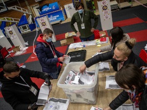 Апсолутна победа Српске листе у српским срединама, Самоопредељење мора у коалицију