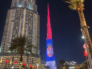 Бурџ калифа у бојама заставе Србије