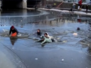 Драматичне сцене из Амстердама, пролазници спасавали клизаче који су пропали кроз лед