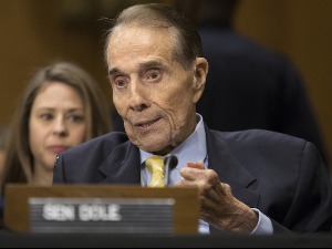 Бившем сенатору Бобу Долу дијагностикован рак у поодмаклој фази