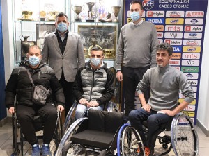 Болић и Удовичић уручили колица Клубу кошаркаша у колицима