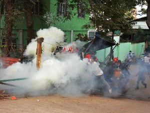Ватреним оружјем на демонстранте у Мјанмару, две особе погинуле