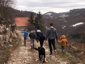 Породица Костић на планини Бобији, иако без пута – здрави, срећни и задовољни