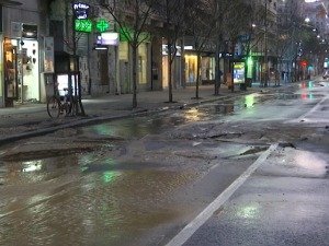 Пукла водоводна цев – отворила се рупа код Београђанке, пропао аутобус