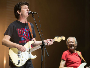 Са женске стране јастука: Даме певају Бајагу