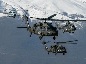 Мисија Кфора спровела летачку обуку - хрватски, швајцарски и амерички хеликоптери полетели са "Слатине"