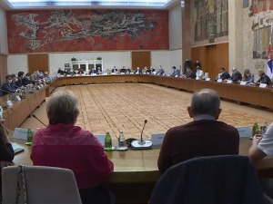 Донете нове мере – за викенд тржни центри, кафићи и ресторани раде до 14 часова