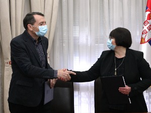 Николићи потписали уговор за стан који су добили у наградној игри "Узми рачун и победи"