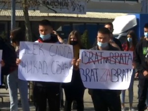 Настављен протест средњошколаца у Грачаници због притварања њихових другова
