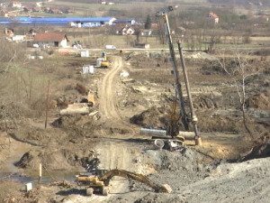 Репортер РТС-а на траси ауто-пута од Прељине до Пожеге где почиње рушење кућа