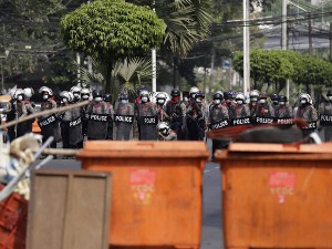 На протестима у Мјанмару убијена жена, ухапшено на стотине демонстраната