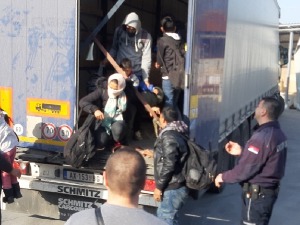 У камиону код Врања откривено десет миграната, међу њима и деца