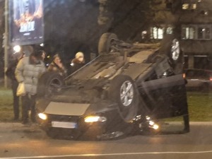 Аутомобил завршио на крову код Општине Нови Београд 