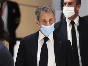 Саркози осуђен на три године затвора, две условно, због корупције