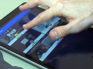 Никола је програмер који је ослепео са 19 година, не може да види али сада "чита" базе података