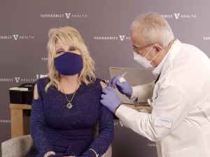 Доли Партон препевала Џолин у „ваксин” током вакцинације