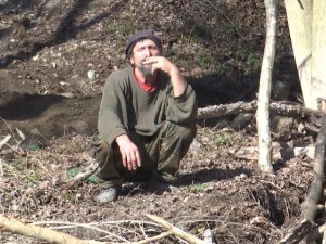 Милан живи без струје, уз сву муку не жели да напусти Тегошницу - комшије имају добру вољу да помогну 