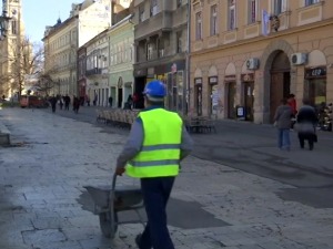 Новосадски Позоришни трг добија нови изглед, какав је однос бетона и зеленила