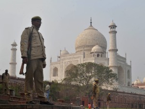 Евакуисан Таџ Махал због дојаве о бомби